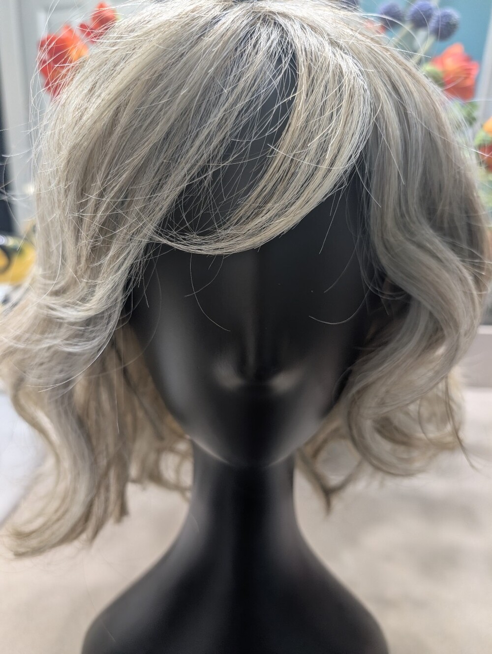 NWT Raquel Welch Editor's Pick Wig RL19/2355 Average Size Shaded Biscuit